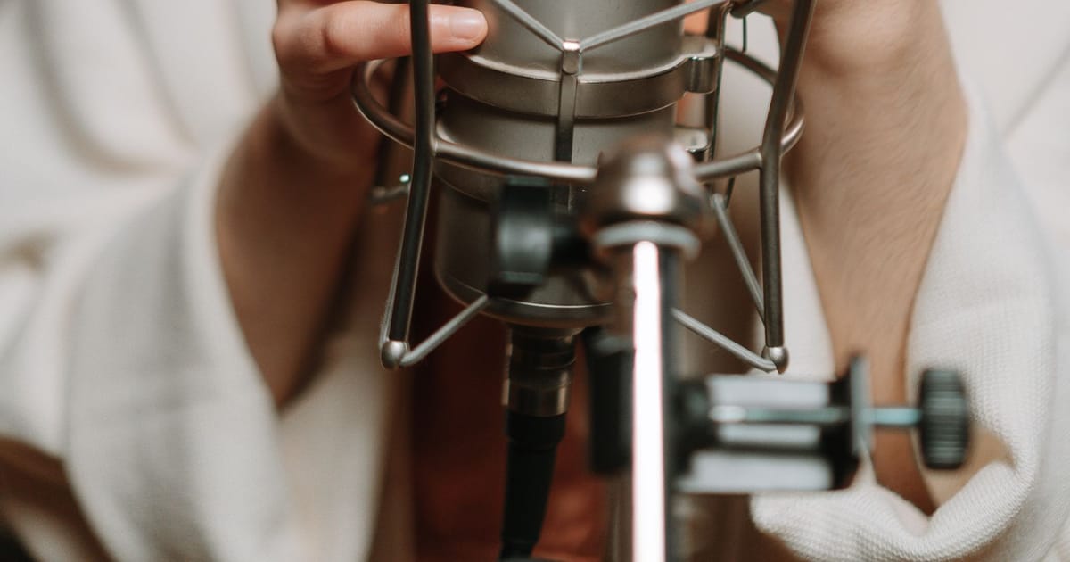Mikrofon kondensor di dalam studio rekaman