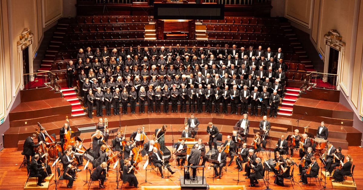 Paduan suara dan orkestra tampil di panggung gedung konser